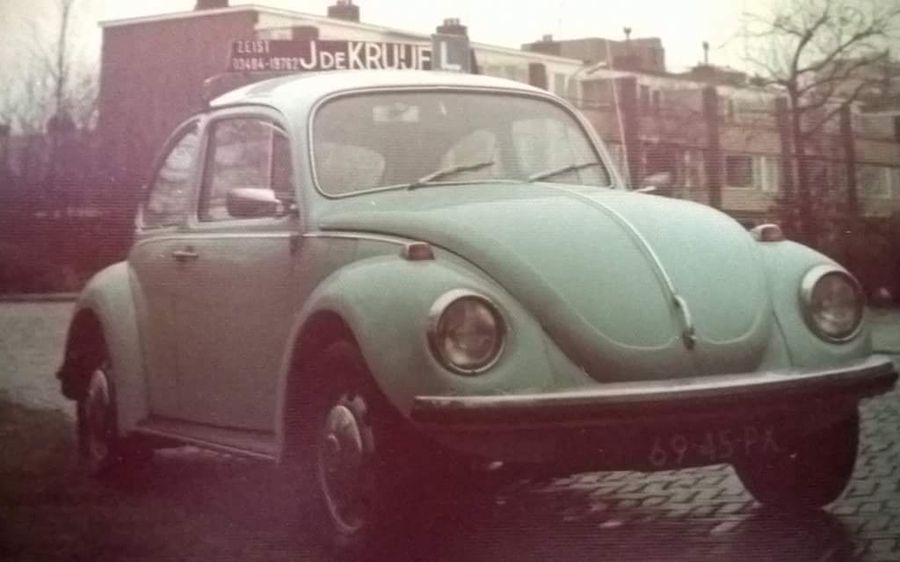 De VW Kever met daksign J de Kruijf Zeist waarmee de rijschool ruim 40 jaar geleden begon